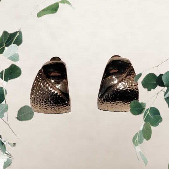 Retro Screw Back Earrings made of Gold Tone Metal in Excellent Condition - Picture 6 of 6